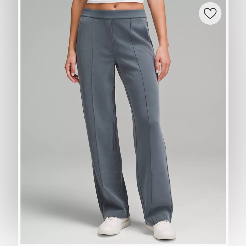 NWOT Lululemon Softstreme Pintuck Mid-Rise Pant
Regular